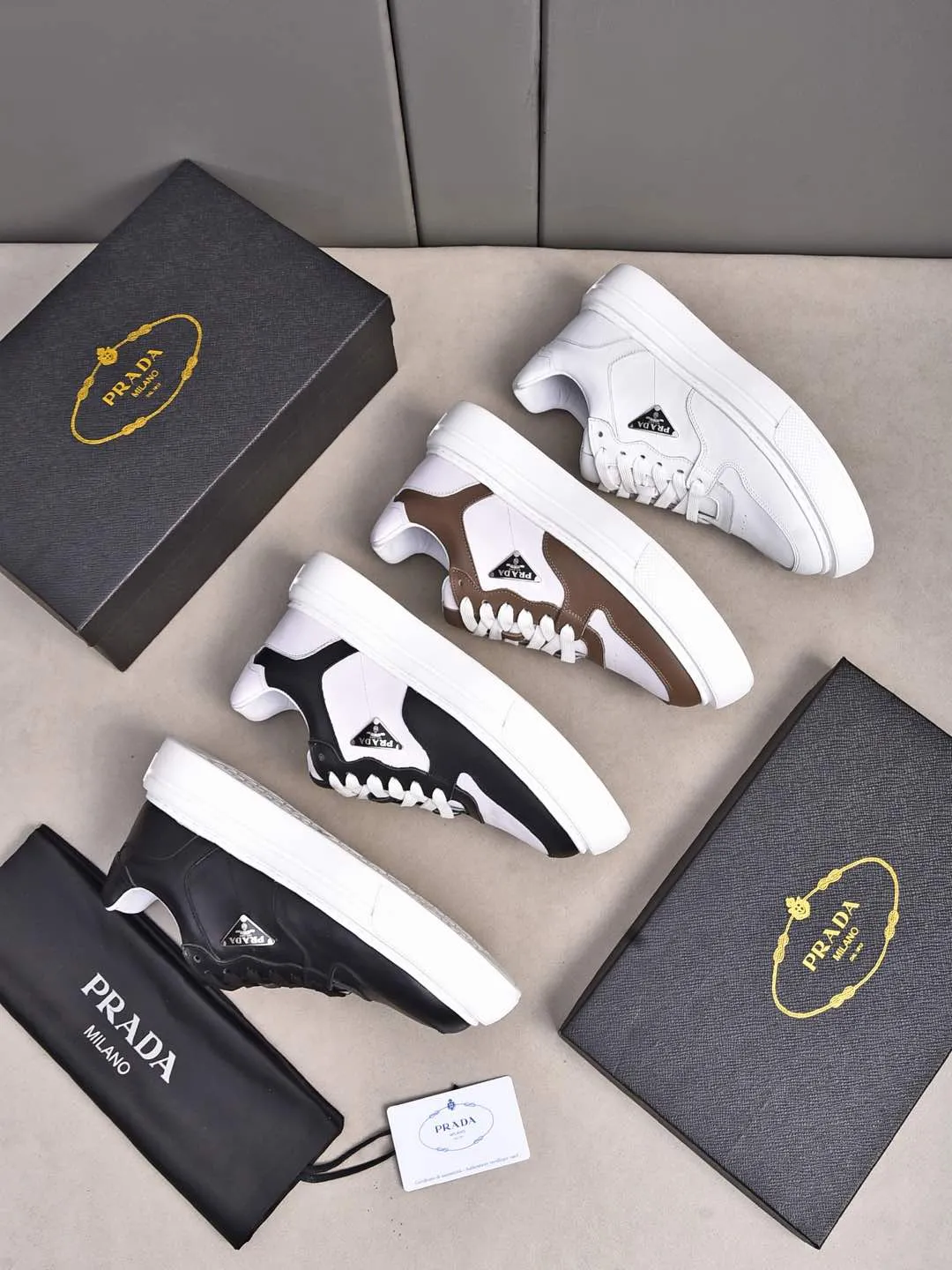 Men's shoes 💰500 Prada/Prada Men's new casual shoes, this upper is made of imported calfskin. The outside is decorated with the P family's classic metal triangle enamel logo, with cowhide lining and cowhide for the foot pads. The outsole is made of non-slip sports exclusive rubber outsole with logo, which feels good on the feet. It is a fashionable and fashionable item!  Size: 38-44 (45 customized)